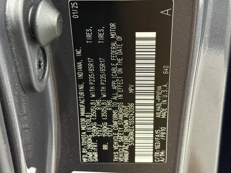 Used 2025 Toyota Sienna LE image 22