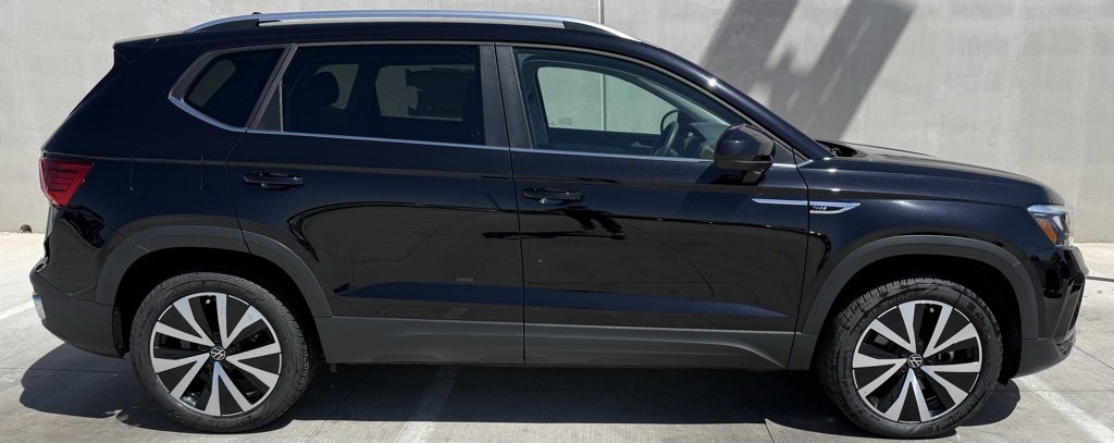 Certified 2024 Volkswagen Taos SE image 3