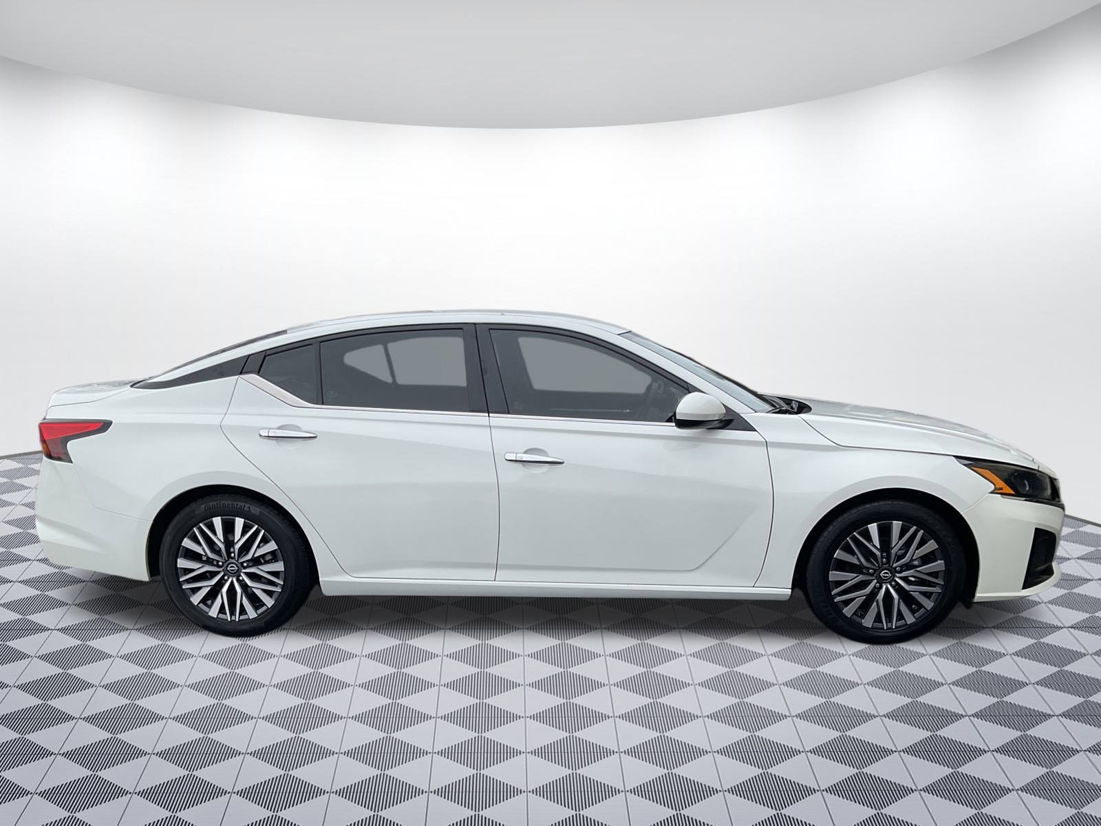 Used 2023 Nissan Altima 2.5 SV w/ SV Premium Package image 2