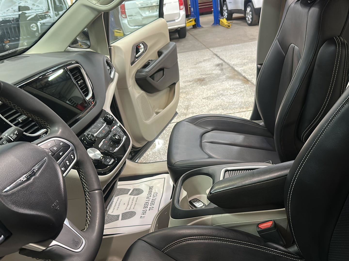 Used 2023 Chrysler Pacifica Touring-L FWD image 25