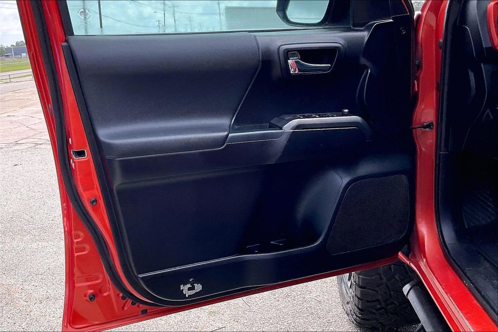 Used 2017 Toyota Tacoma TRD Off-Road w/ Tow Package (A/T) image 12