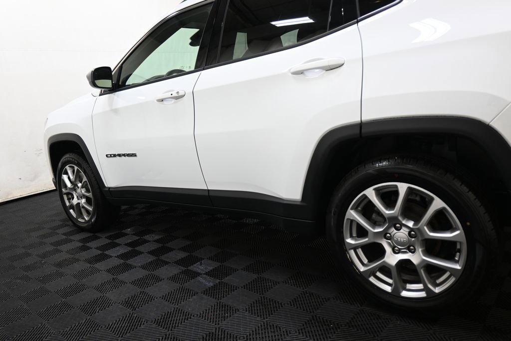 Used 2023 Jeep Compass Latitude image 12