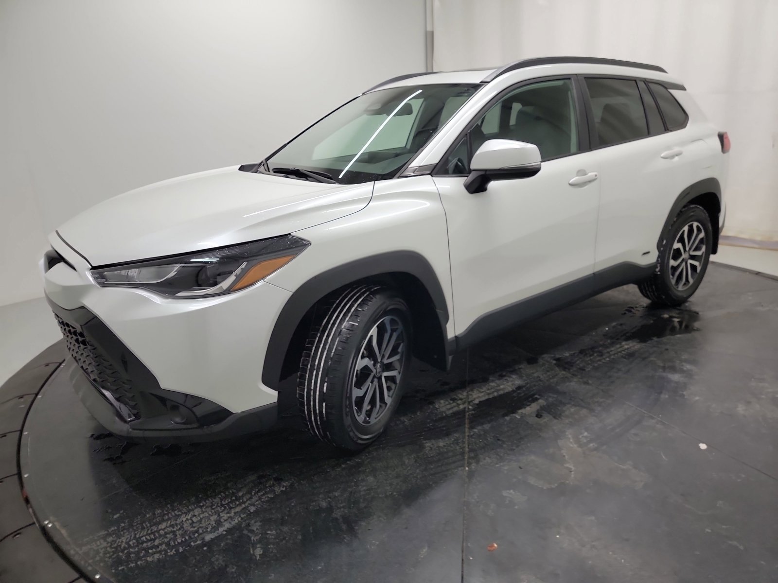 Used 2023 Toyota Corolla Cross SE image 3