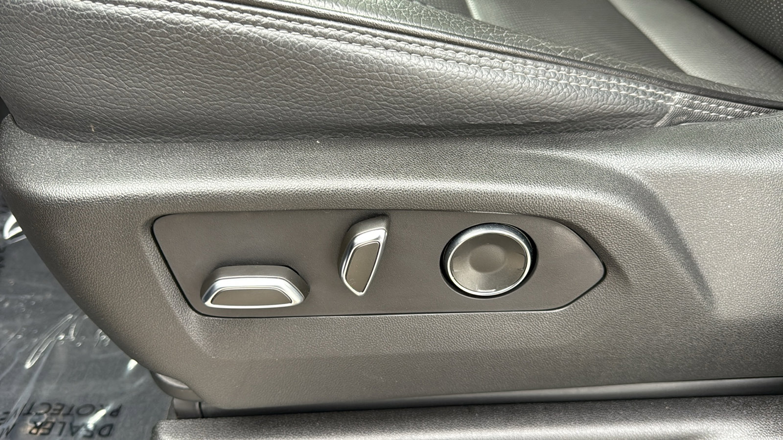 Used 2021 GMC Yukon Denali w/ Denali Premium Package image 12