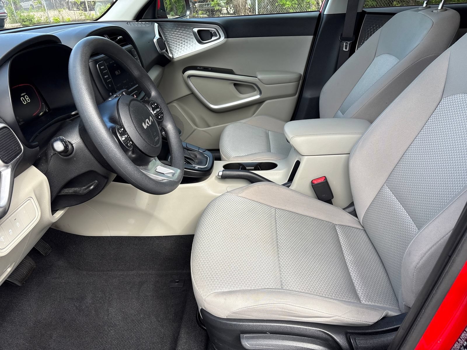Used 2025 Kia Soul LX w/ LX Technology Package FWD image 9
