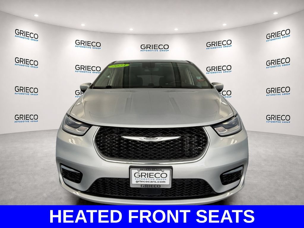 Used 2023 Chrysler Pacifica Touring-L FWD image 2