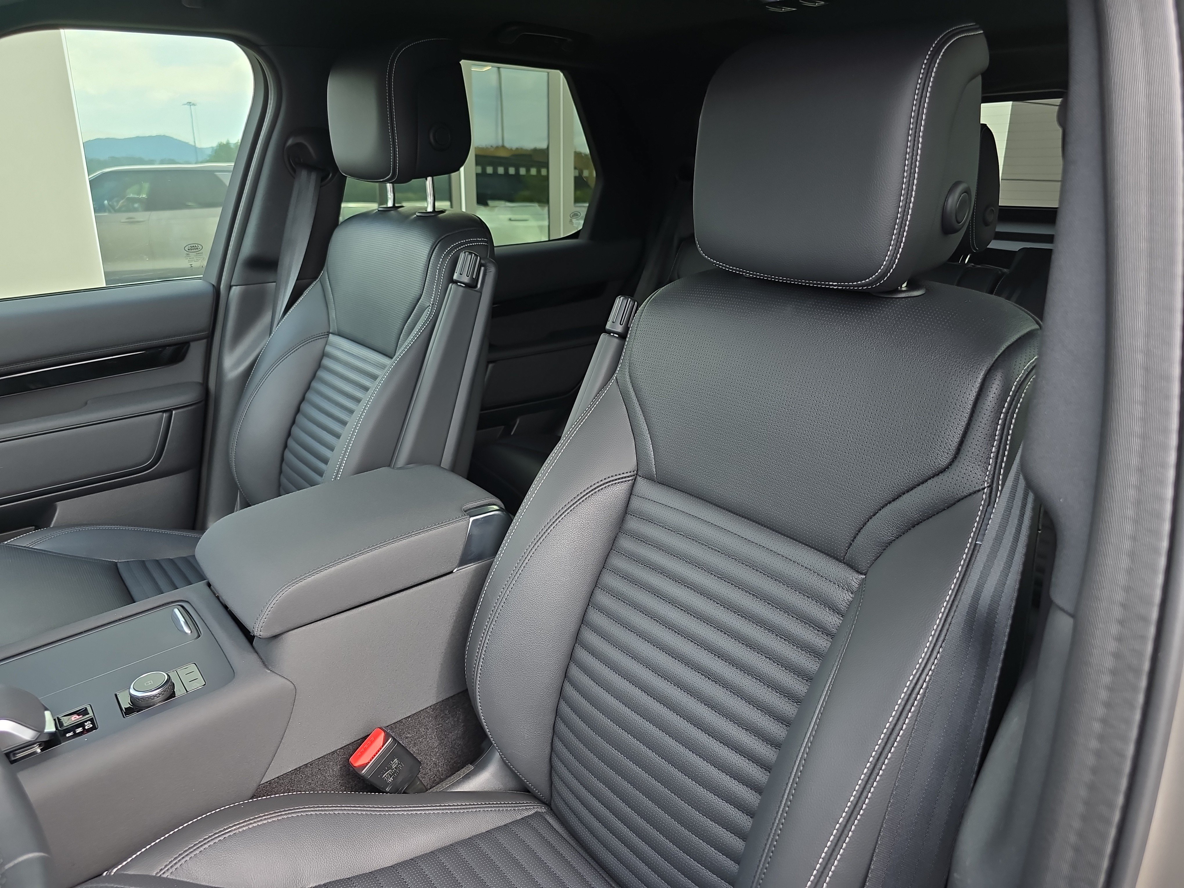 Certified 2025 Land Rover Discovery S AWD/4WD image 23