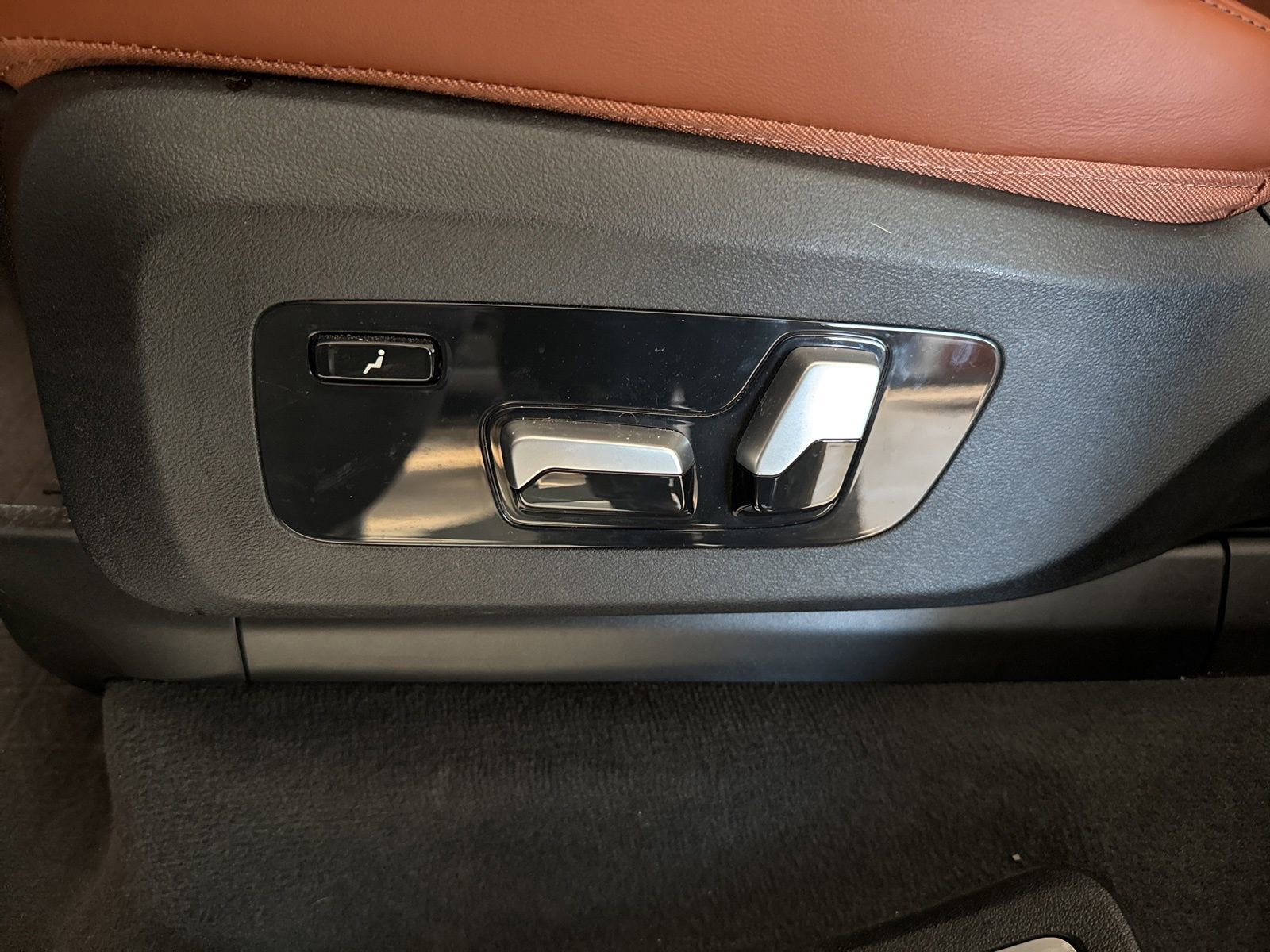 Certified 2025 BMW X7 M60i image 32