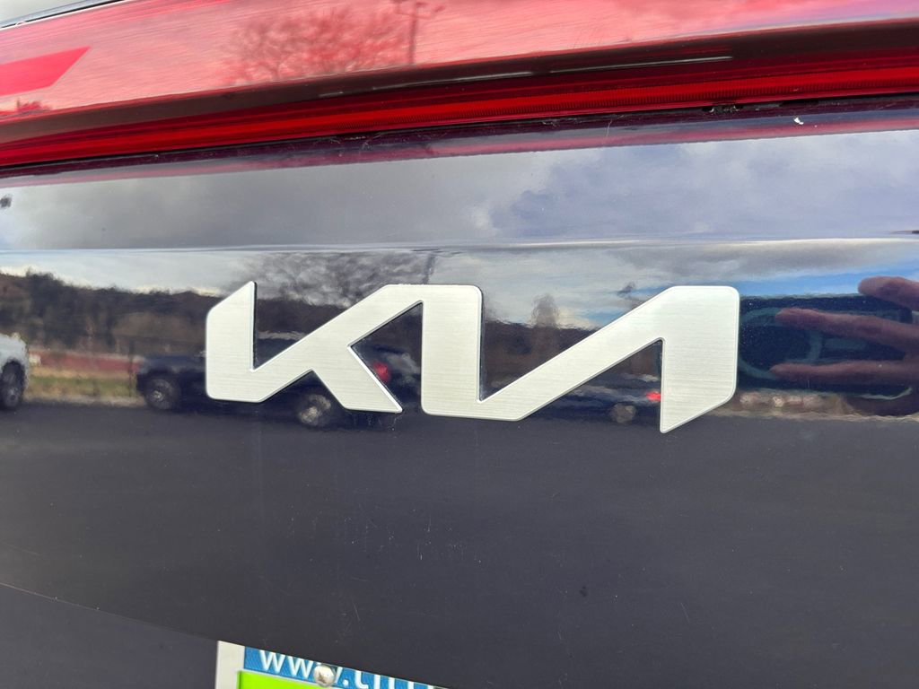 Used 2025 Kia Carnival FWD image 31