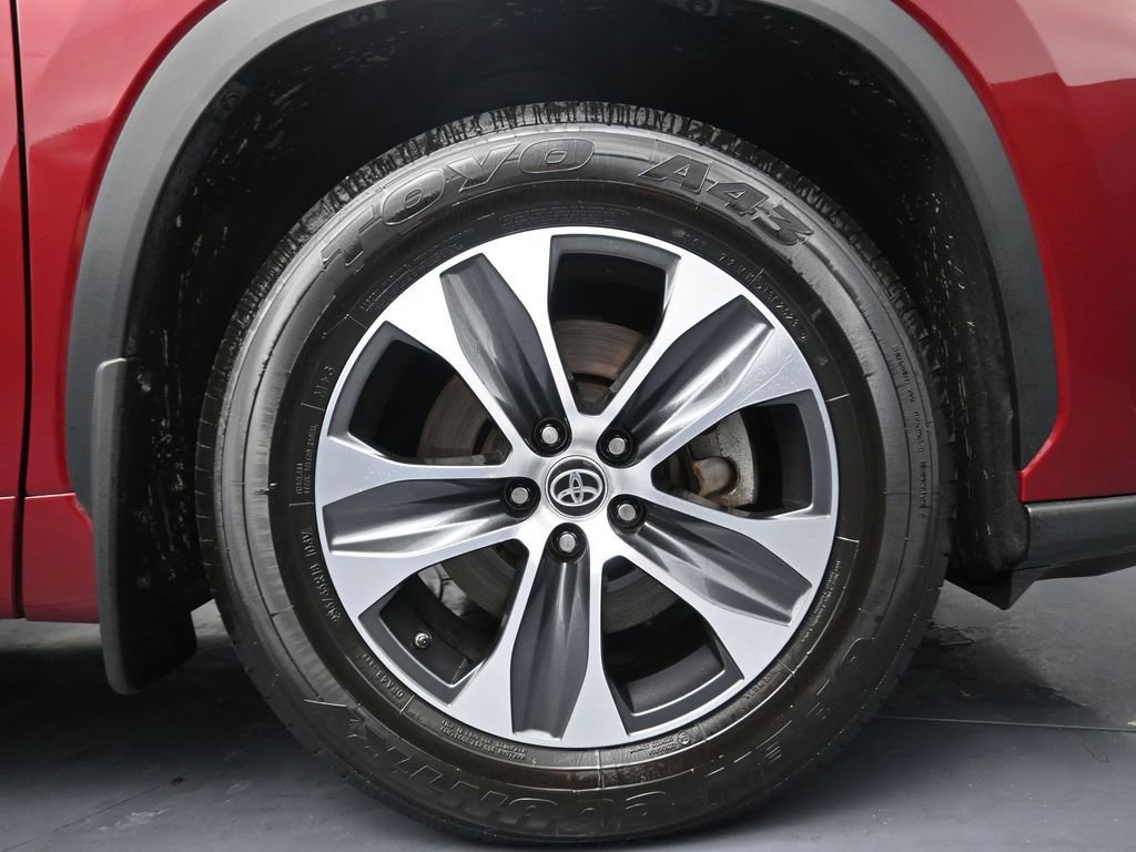 Used 2023 Toyota Highlander XLE image 5