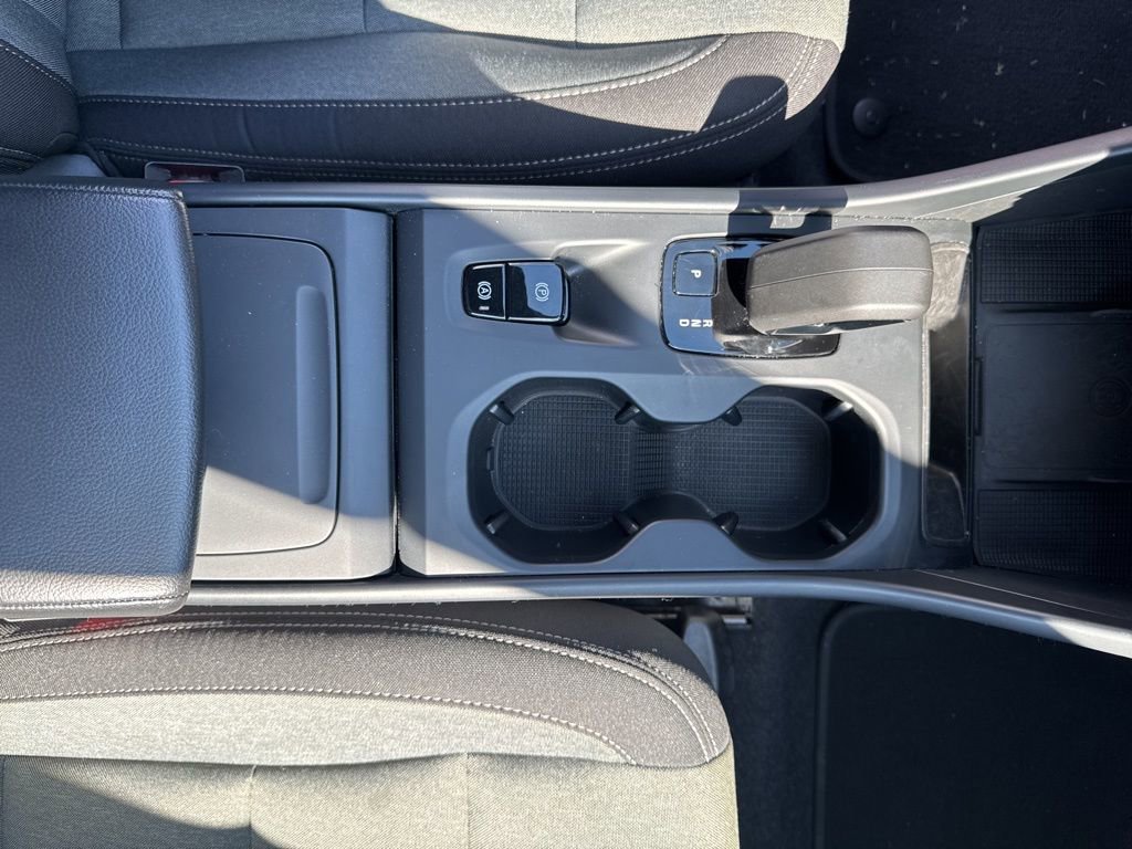 Used 2024 Volvo XC40 B5 Core image 25