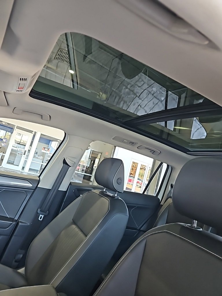 Used 2024 Volkswagen Tiguan SE w/ Panoramic Sunroof Package image 28