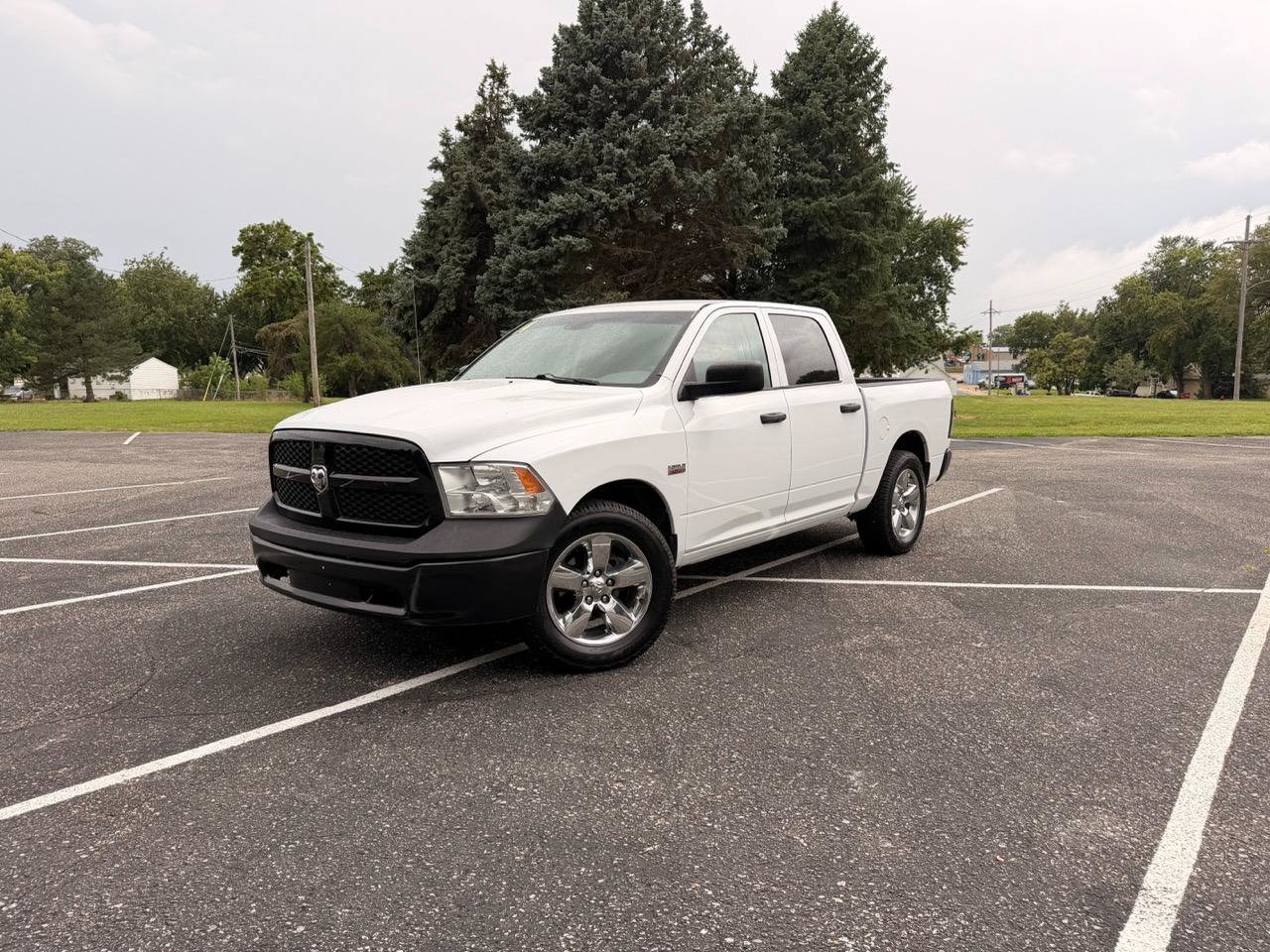 Used 2014 RAM 1500 4x4 Crew Cab image 2