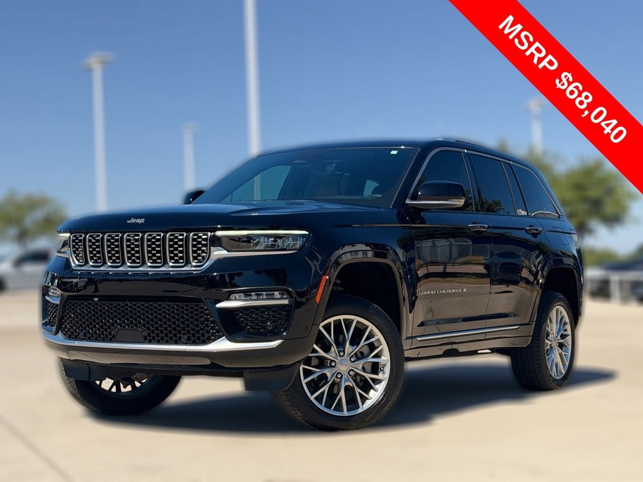 Used 2023 Jeep Grand Cherokee Summit w/ Luxury Tech Group V AWD/4WD image 2