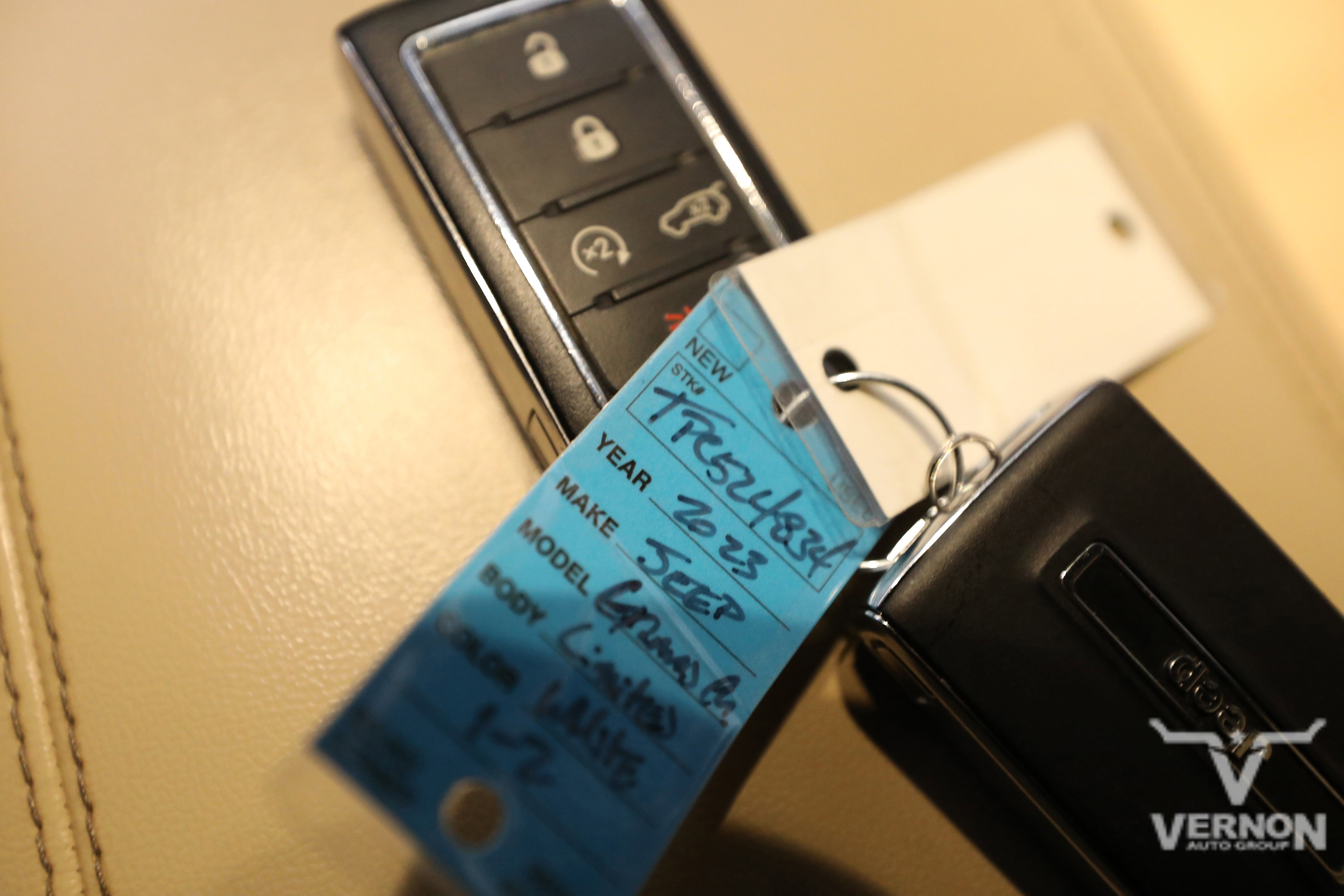 Used 2023 Jeep Grand Cherokee Limited w/ Luxury Tech Group II image 13