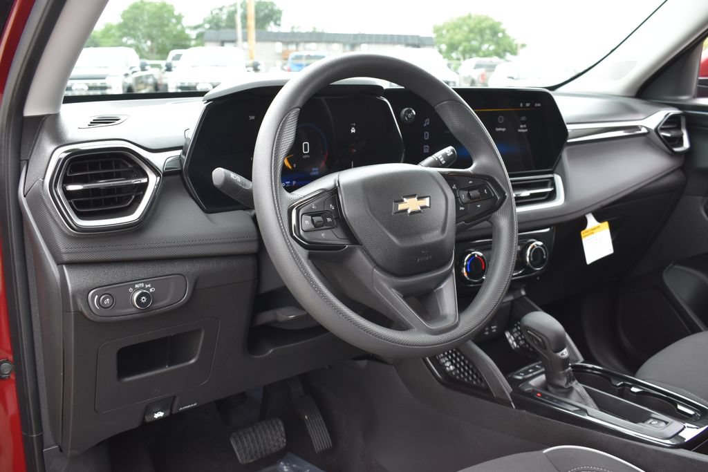 Used 2025 Chevrolet TrailBlazer LT AWD/4WD image 24