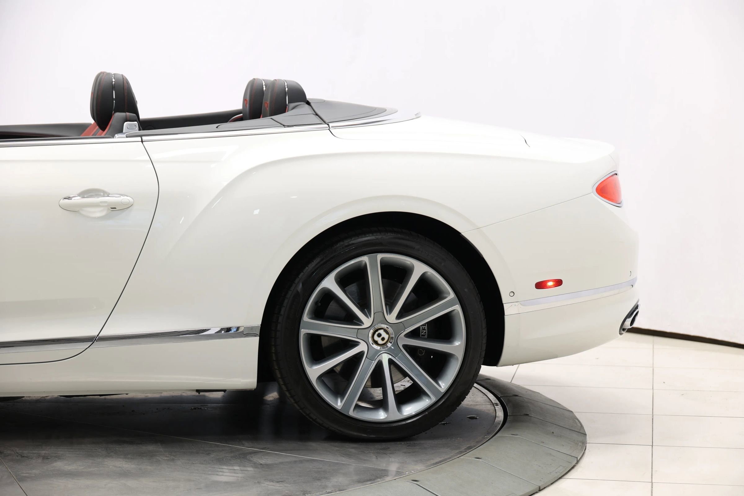 Used 2020 Bentley Continental GT V8 image 12