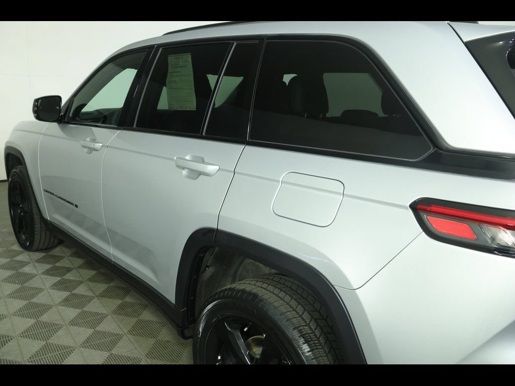 Used 2023 Jeep Grand Cherokee Altitude AWD/4WD image 16