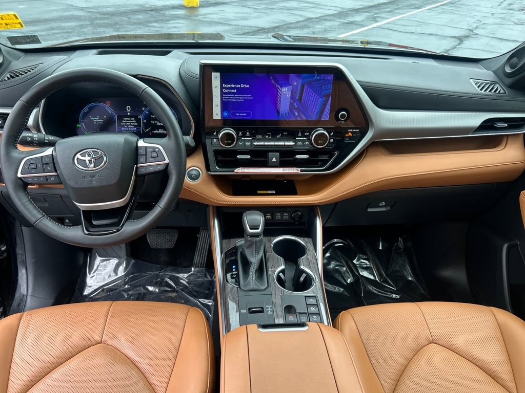 Certified 2025 Toyota Highlander Platinum image 20