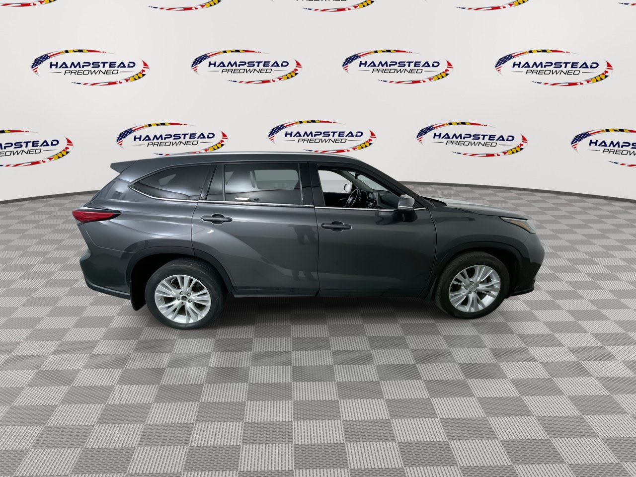 Used 2020 Toyota Highlander XLE AWD/4WD image 9