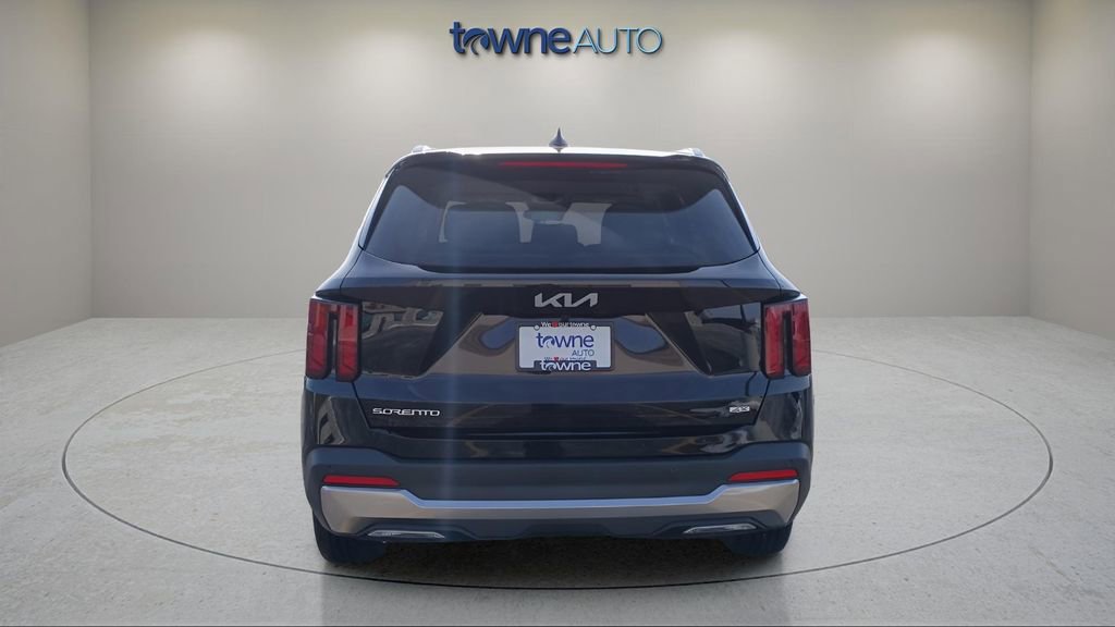 Used 2025 Kia Sorento S image 4