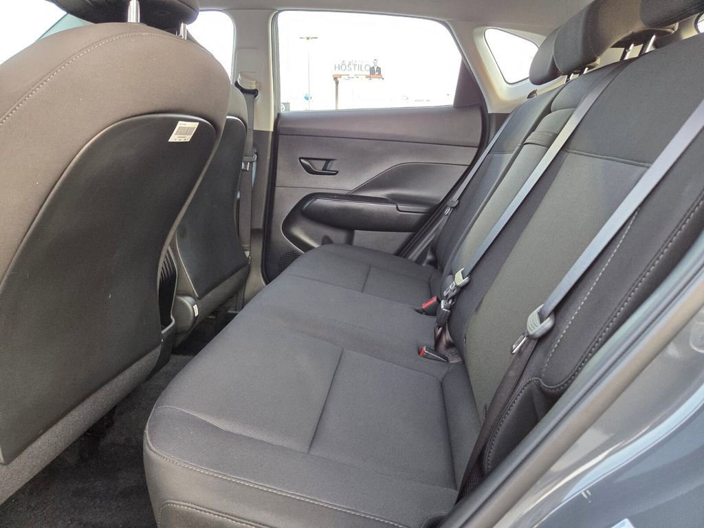 Used 2025 Hyundai Kona SE image 6