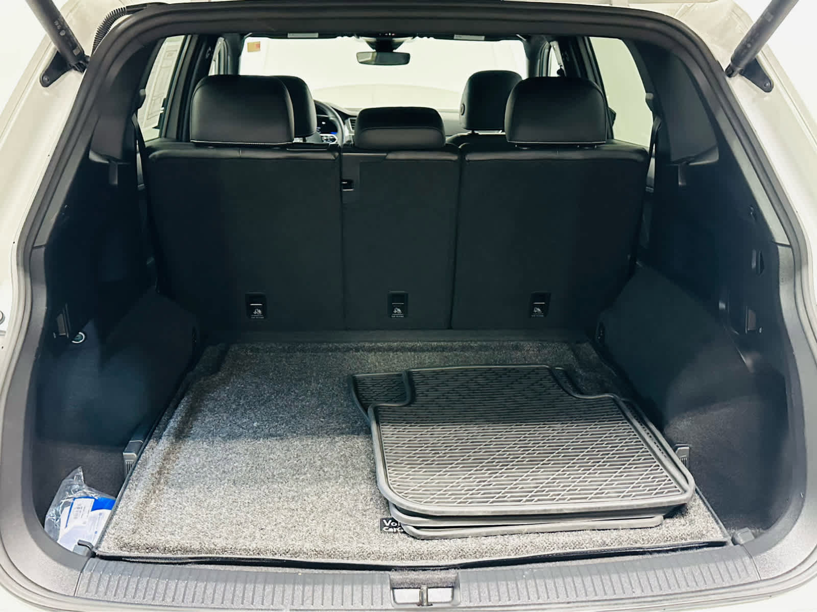 Certified 2024 Volkswagen Tiguan SE R-Line image 28