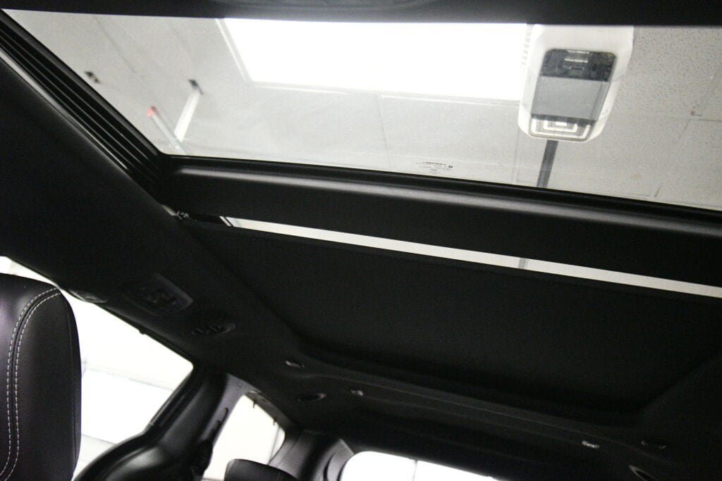 Used 2025 Chrysler Pacifica Limited FWD image 21