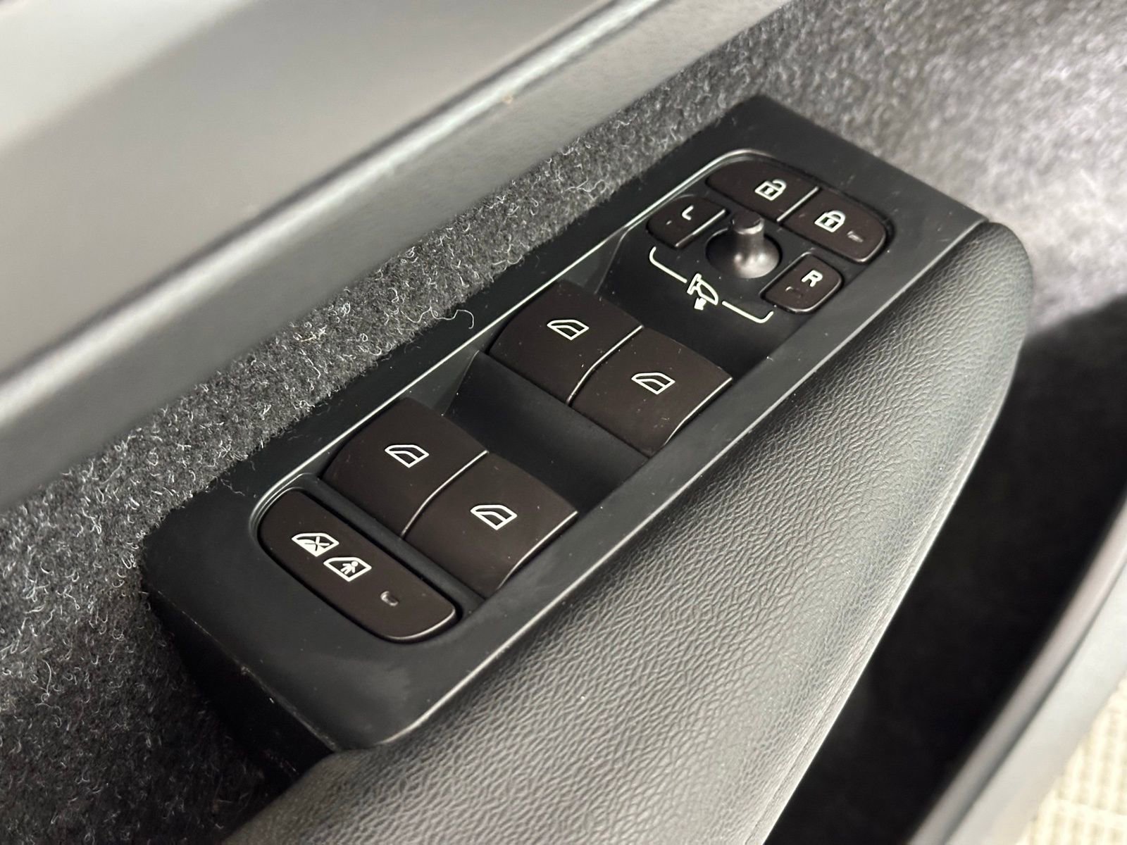 Used 2019 Volvo XC40 T5 R-Design image 38