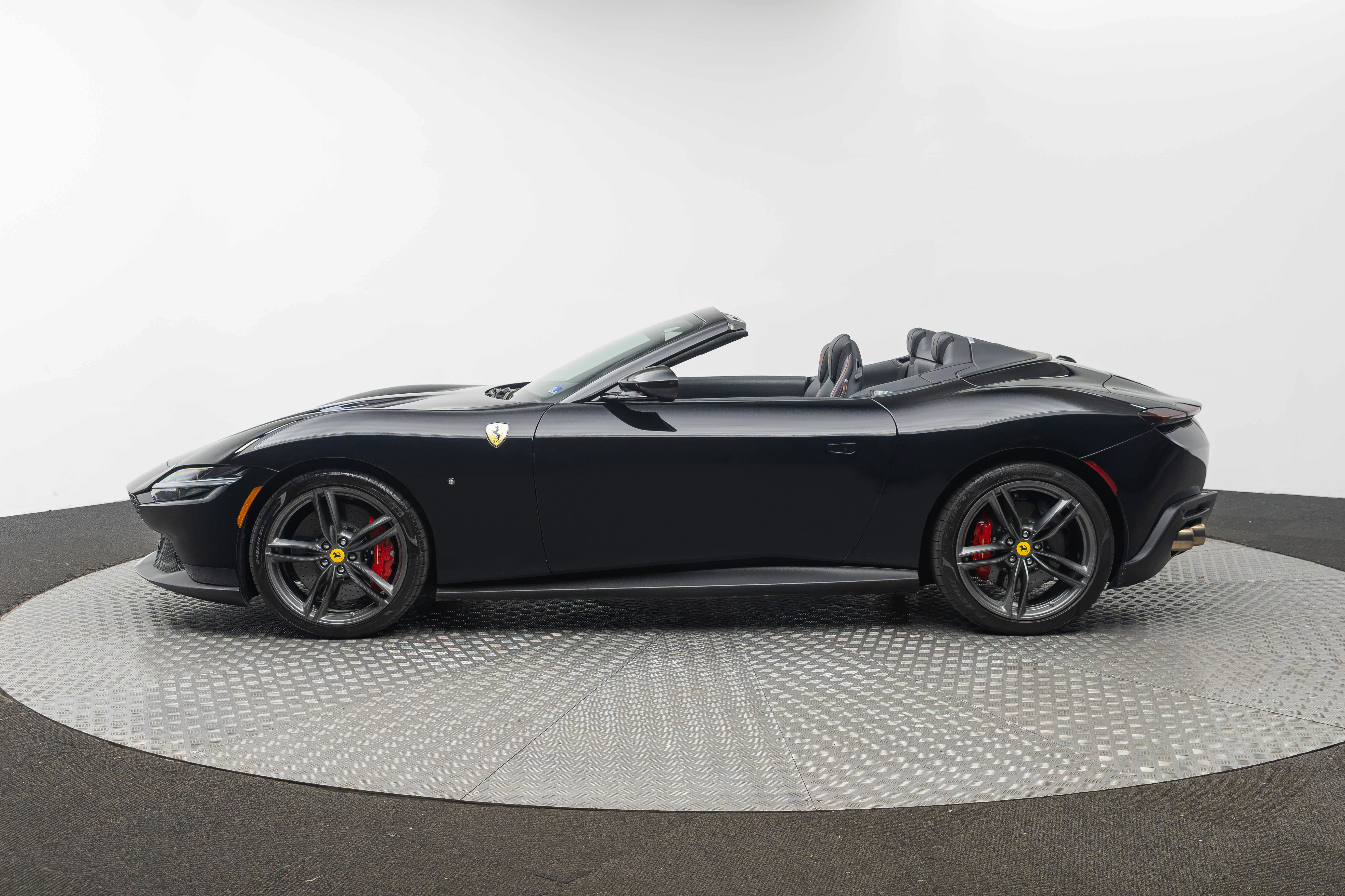 Certified 2025 Ferrari Roma Spider RWD image 2