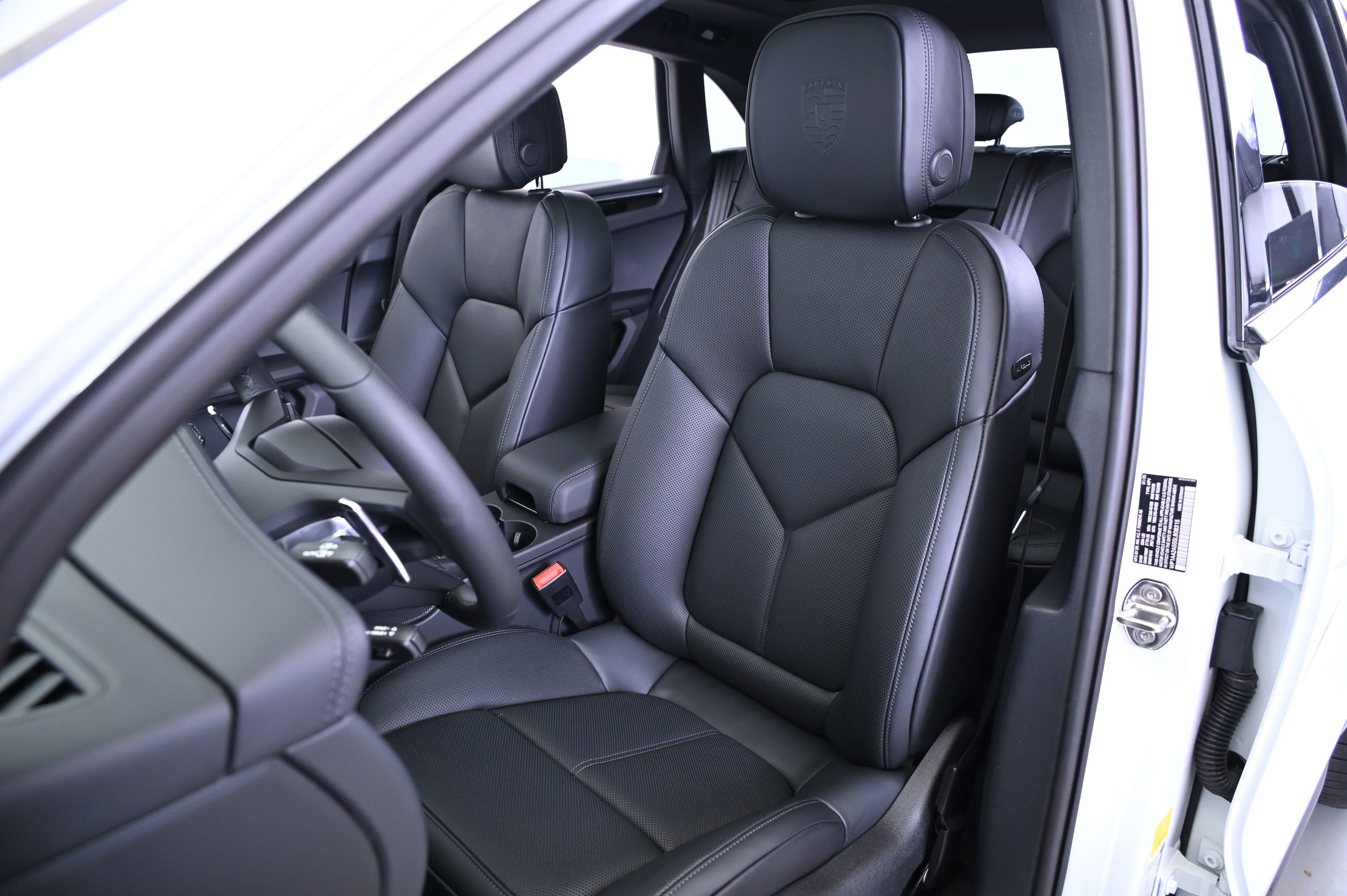 Certified 2025 Porsche Macan image 5