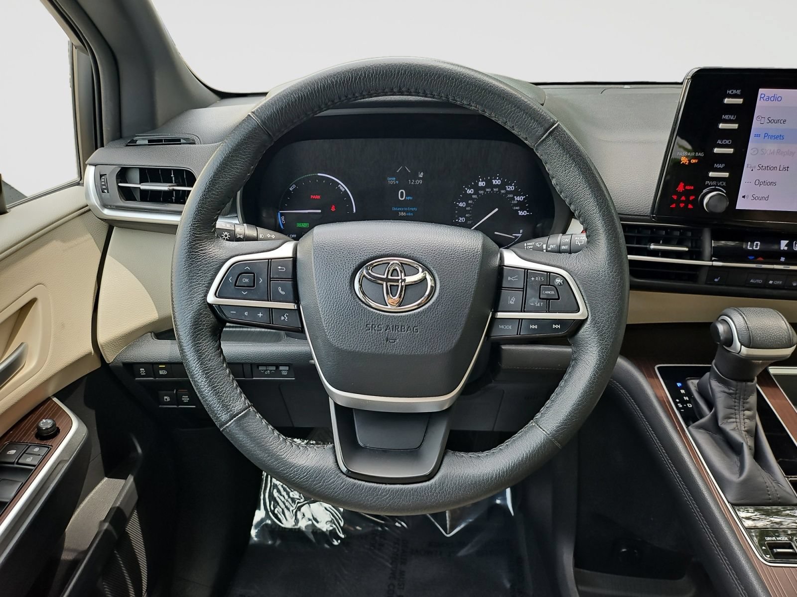Used 2023 Toyota Sienna XLE FWD image 44