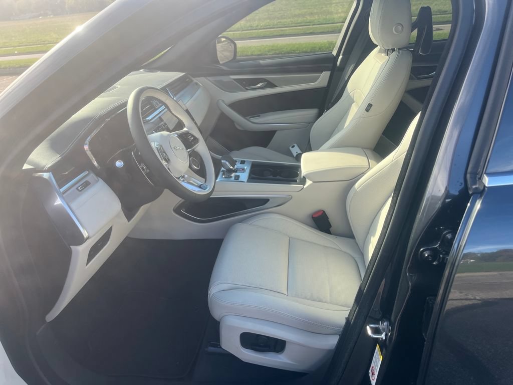 New 2025 Jaguar F-PACE R-Dynamic S AWD/4WD image 9