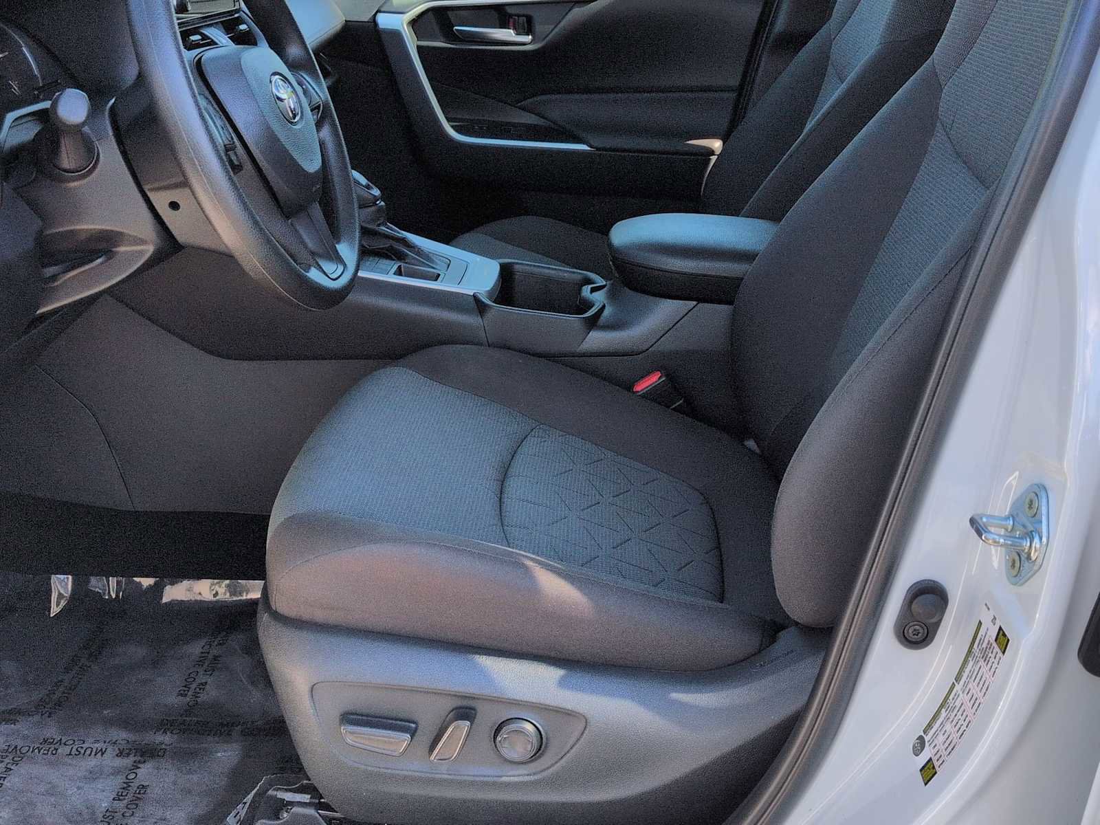 Used 2025 Toyota RAV4 XLE AWD/4WD image 17