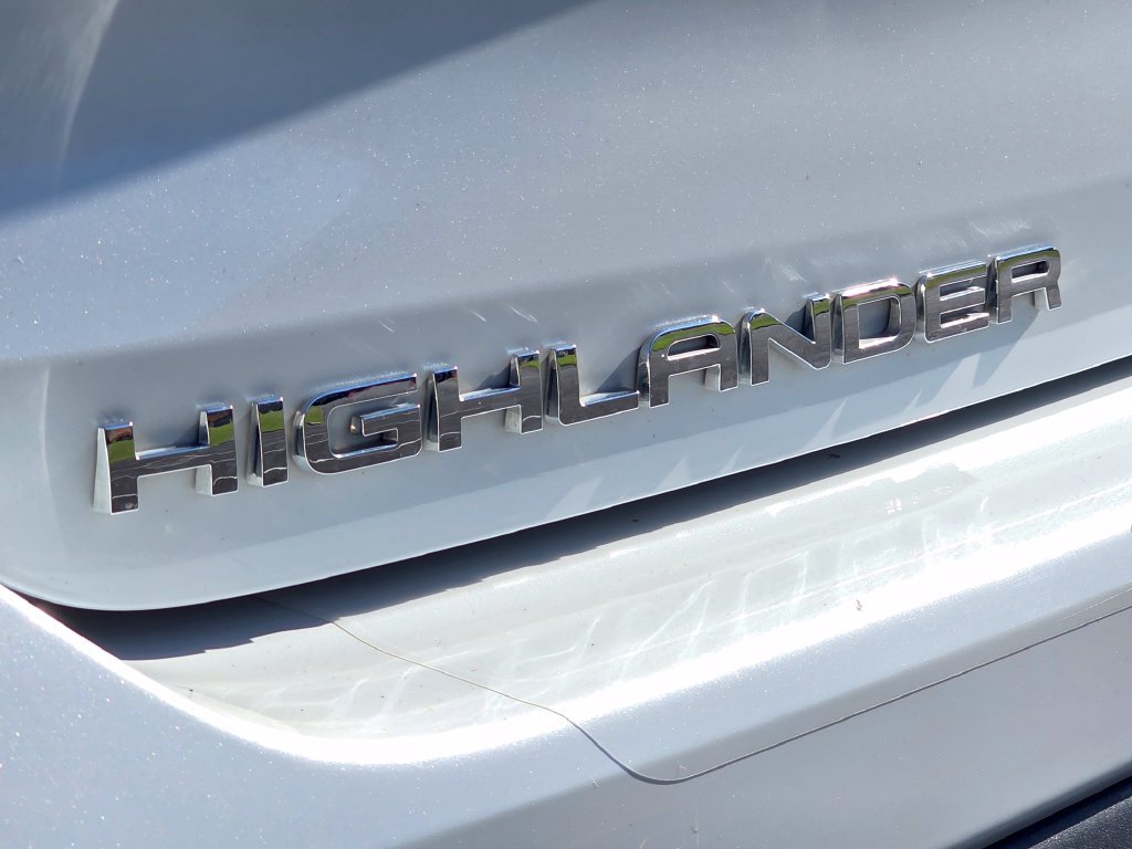 Used 2022 Toyota Highlander XLE AWD/4WD image 6