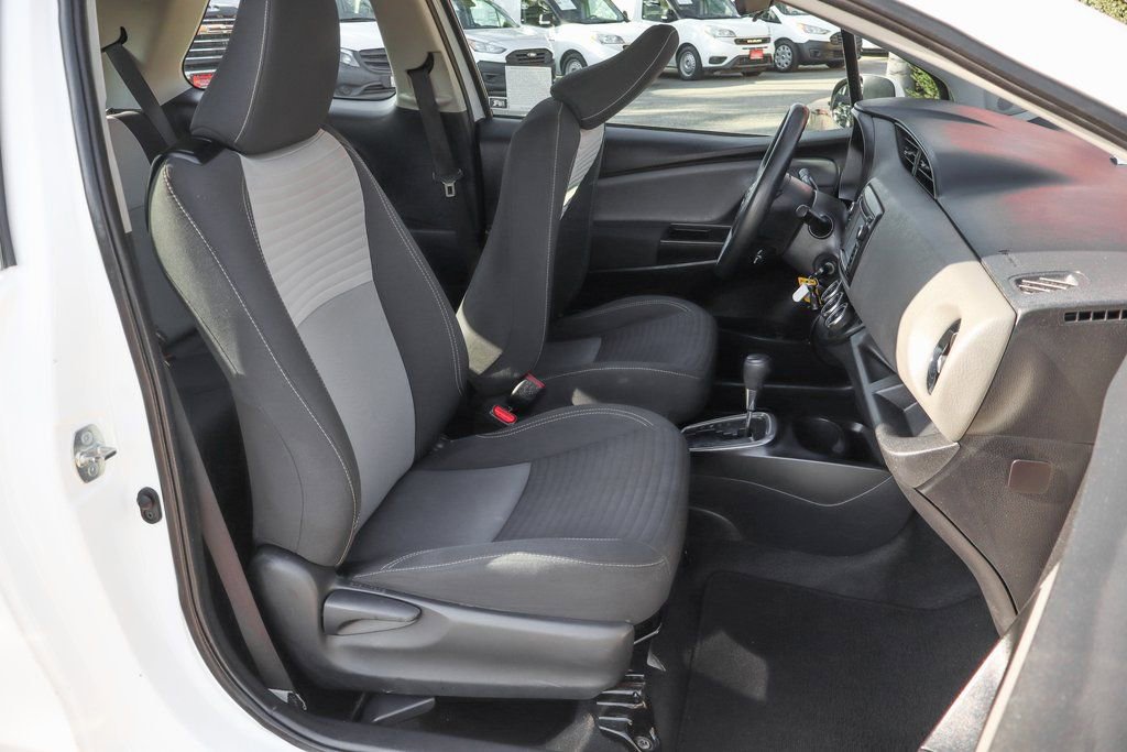 Used 2018 Toyota Yaris LE w/ Carpet Mat Package FWD image 35