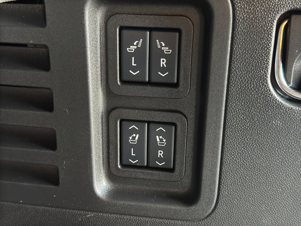 Used 2025 Chevrolet Traverse RS image 26