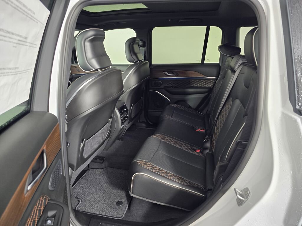 New 2025 Jeep Grand Cherokee Summit w/ Obsidian Package image 31