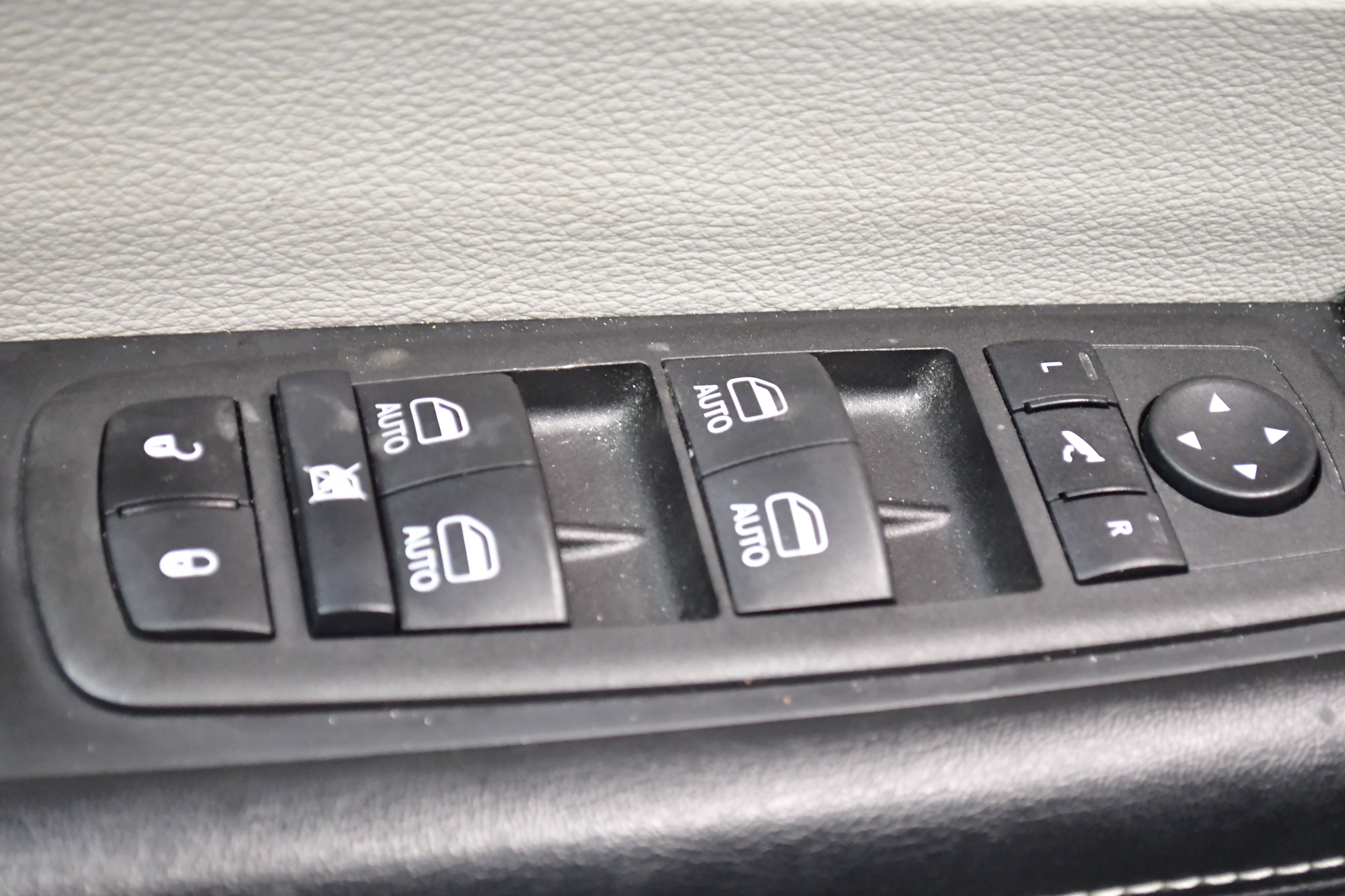 Used 2023 Chrysler Pacifica Limited FWD image 19