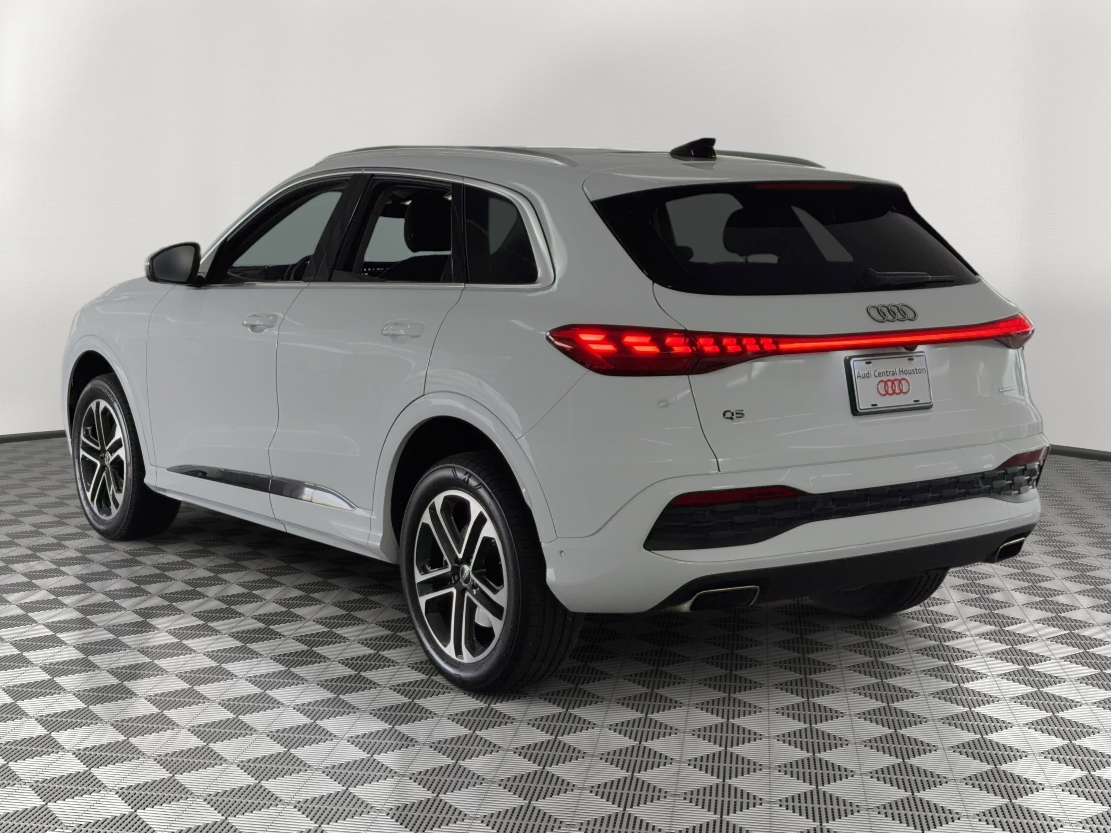 Certified 2025 Audi Q5 Premium w/ Convenience Package image 3