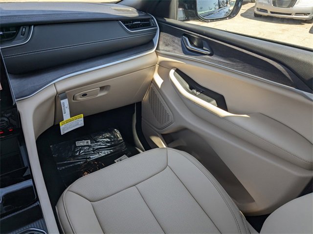 New 2025 Jeep Grand Cherokee Limited w/ Luxury Tech Group II image 17
