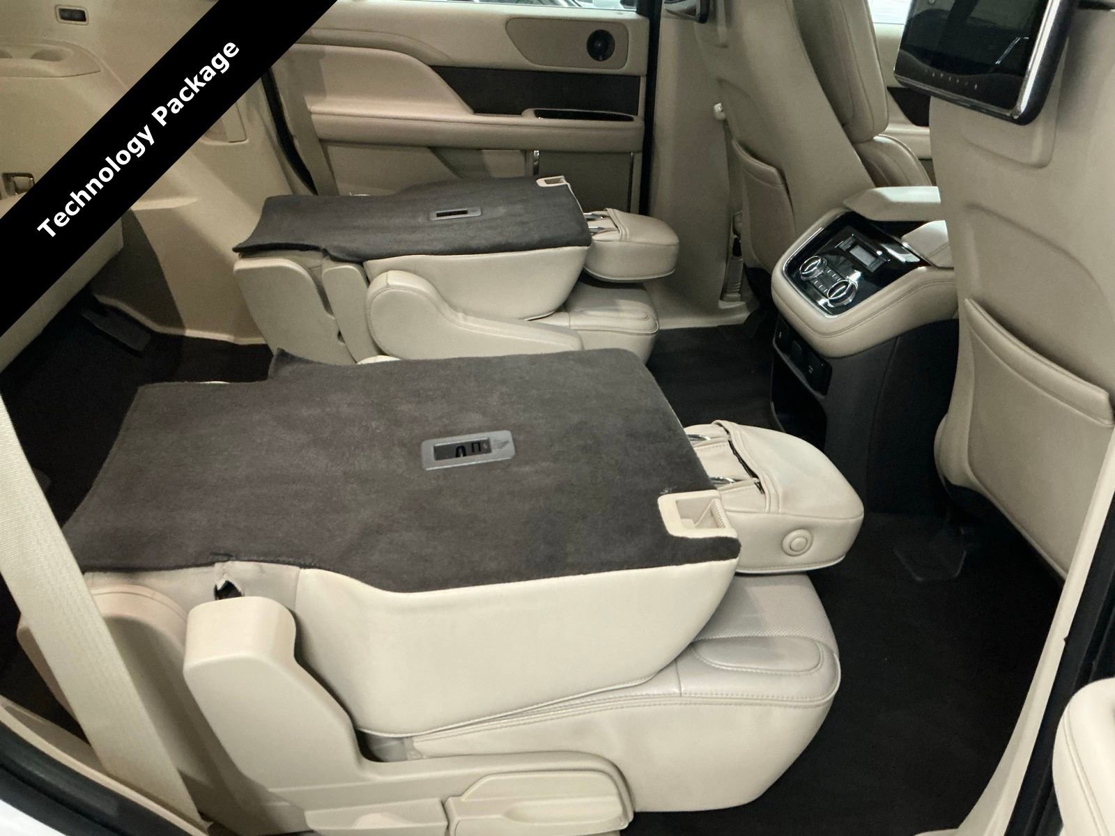 Used 2018 Lincoln Navigator Select w/ Technology Package image 16