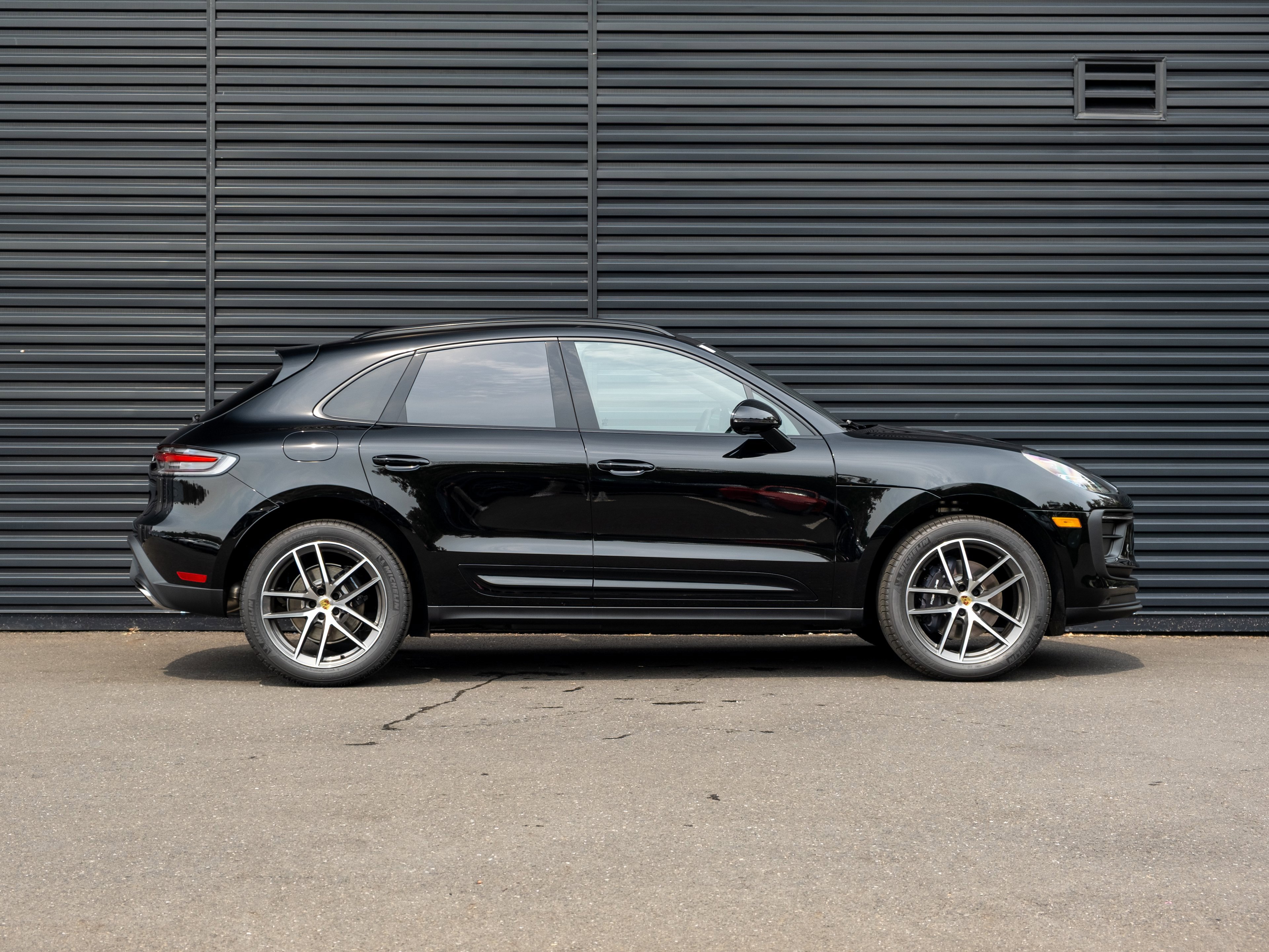 Certified 2025 Porsche Macan image 9