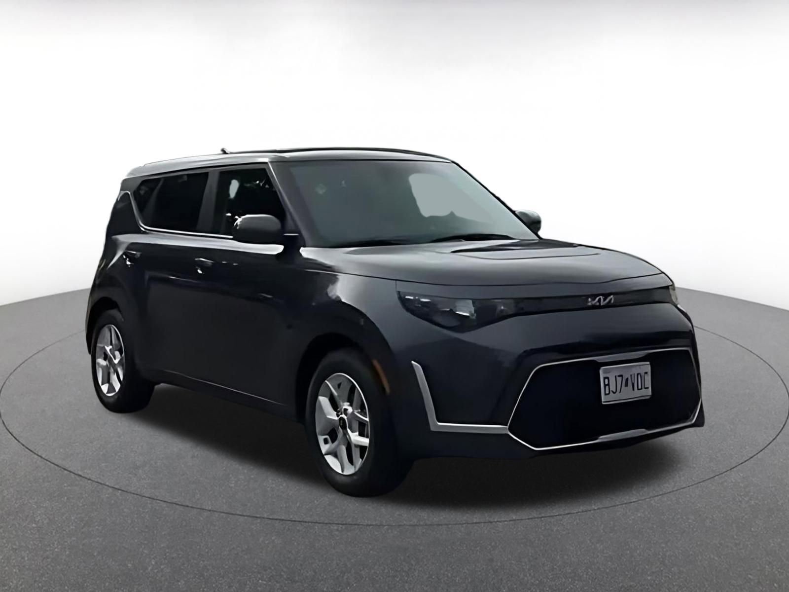 Used 2025 Kia Soul LX w/ LX Technology Package FWD image 3
