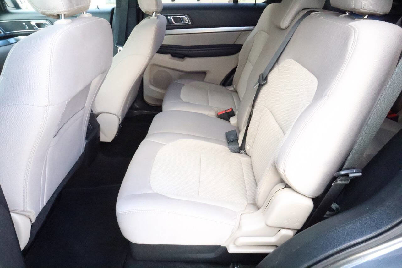 Used 2018 Ford Explorer XLT image 6