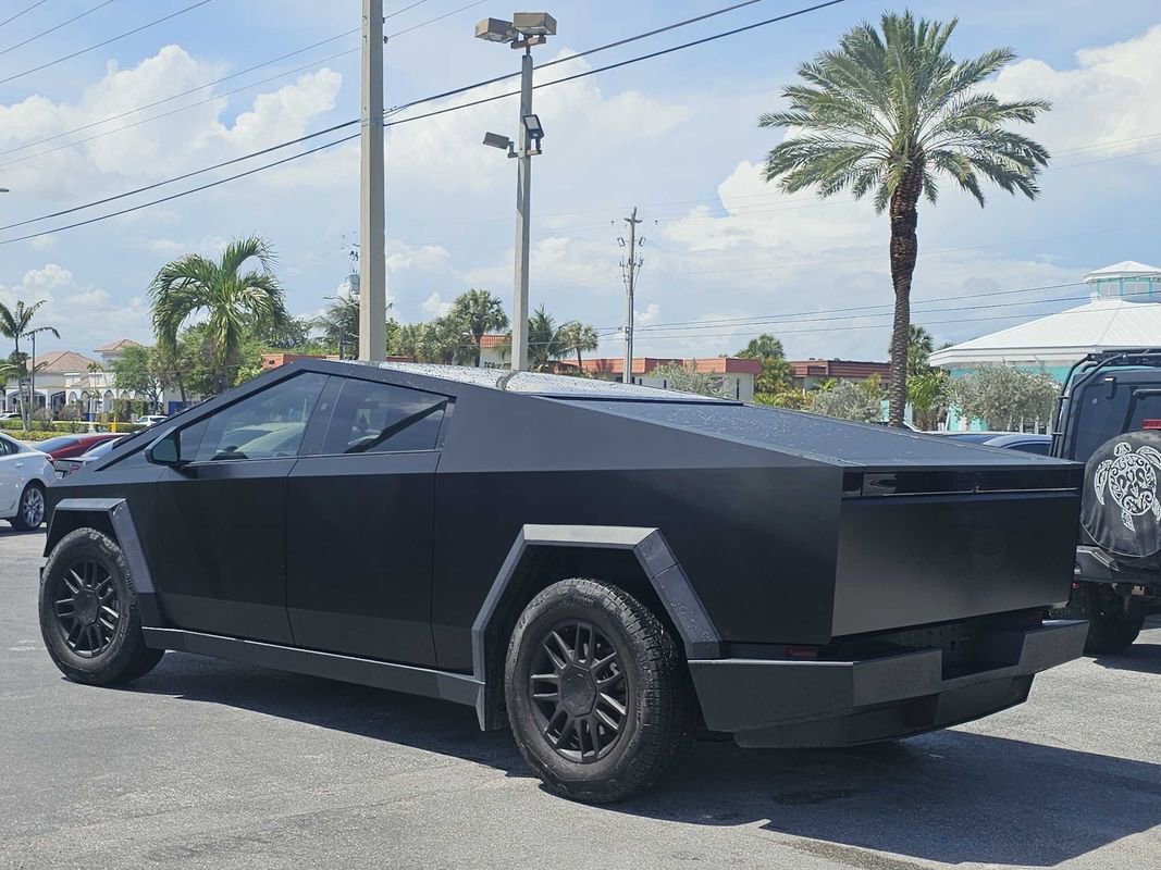 Used 2025 Tesla Cybertruck AWD Crew Cab image 3