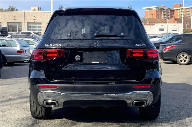 Used 2025 Mercedes-Benz GLB 250 4MATIC image 3
