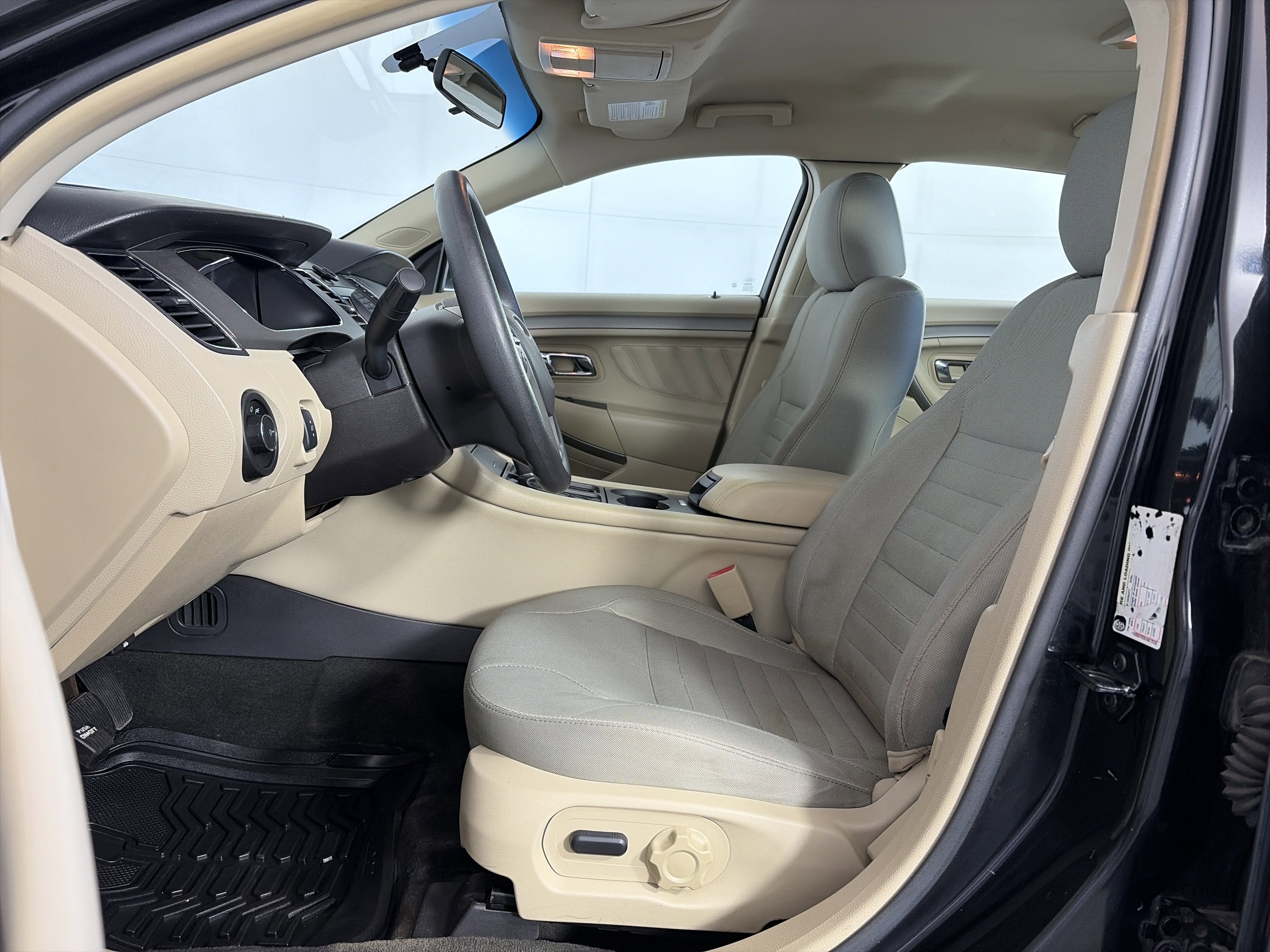 Used 2013 Ford Taurus SE image 6