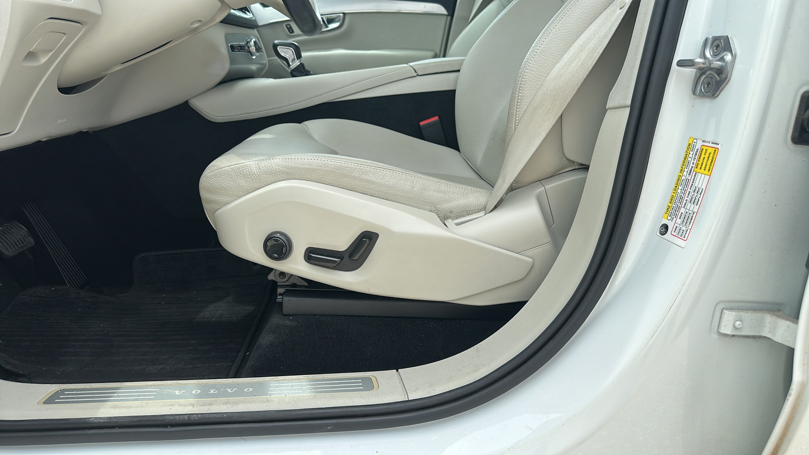 Used 2017 Volvo XC90 T6 Momentum w/ Vision Package AWD/4WD image 10