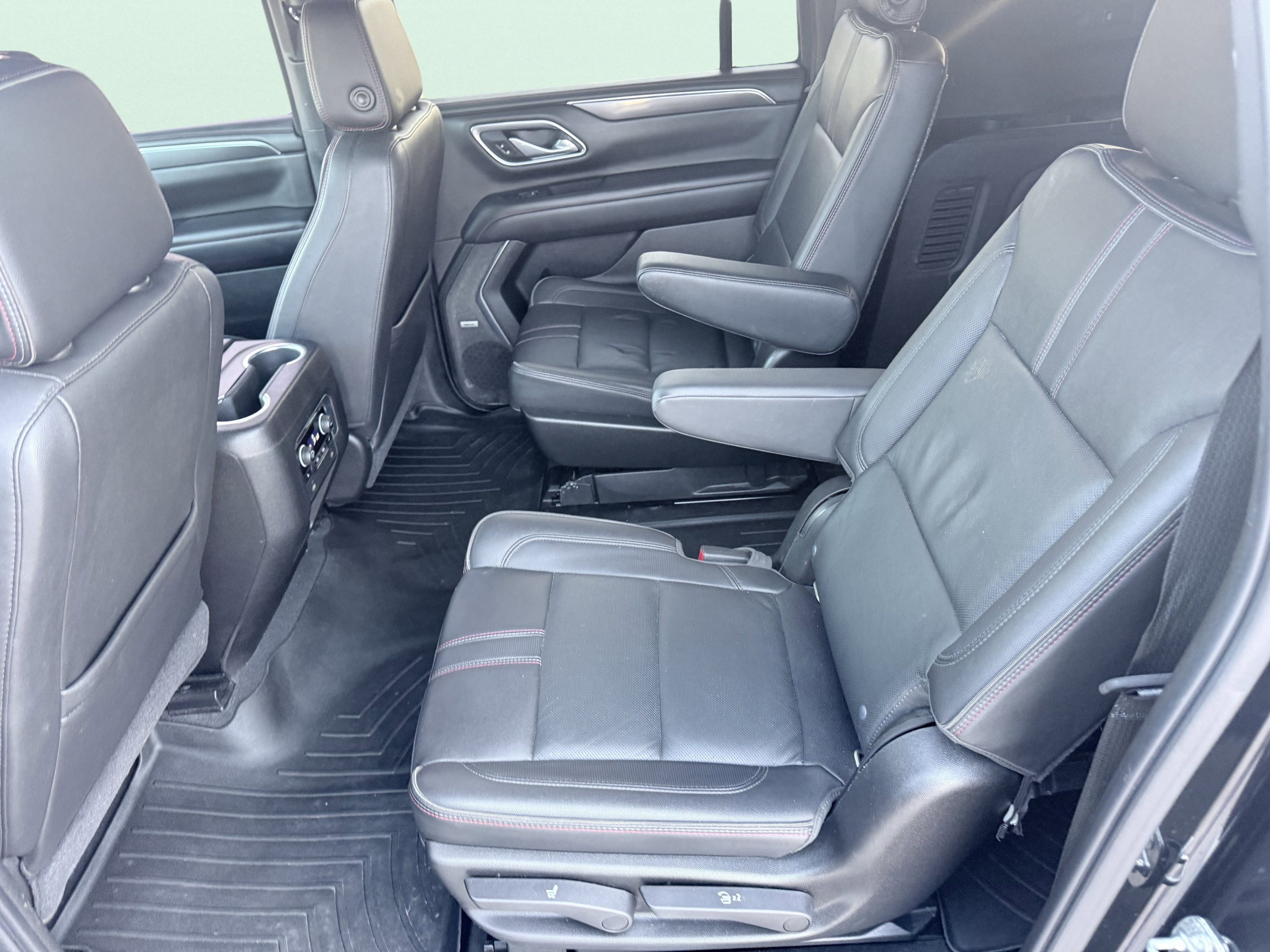Used 2021 Chevrolet Suburban RST w/ Luxury Package AWD/4WD image 21